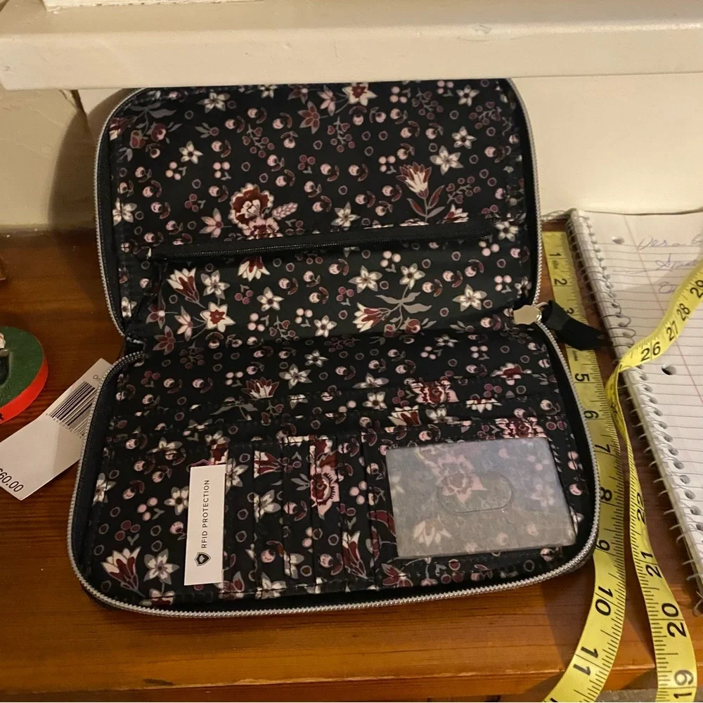 NWT Vera Bradley On The Go Wristlet. Black quilted. RFID protected. Card holders